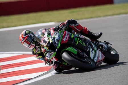 Jonathan Rea consigue en Donington su primer triplete del año y se va a 24 puntos de Álvaro Bautista