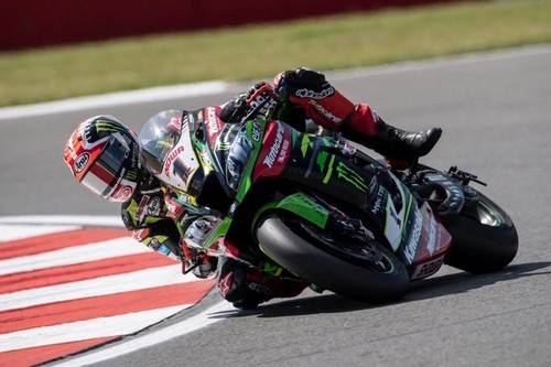 Jonathan Rea consigue en Donington su primer triplete del año y se va a 24 puntos de Álvaro Bautista