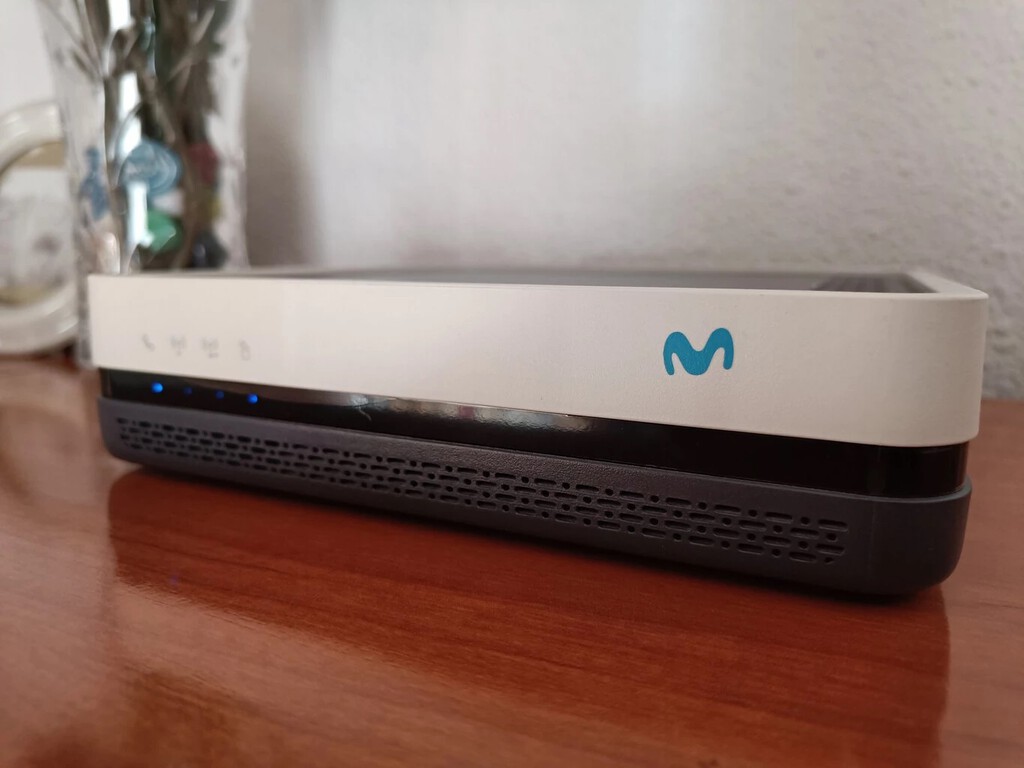 Para qué sirven los pequeños agujeros que muchos routers tienen escondidos en su parte trasera 