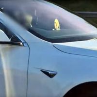 Castigado 18 meses sin carnet por usar el Autopilot de Tesla desde el asiento del acompañante 