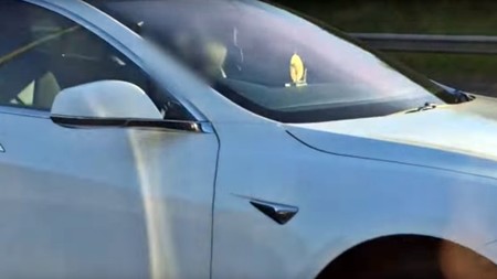 Castigado 18 meses sin carnet por usar el Autopilot de Tesla desde el asiento del acompañante