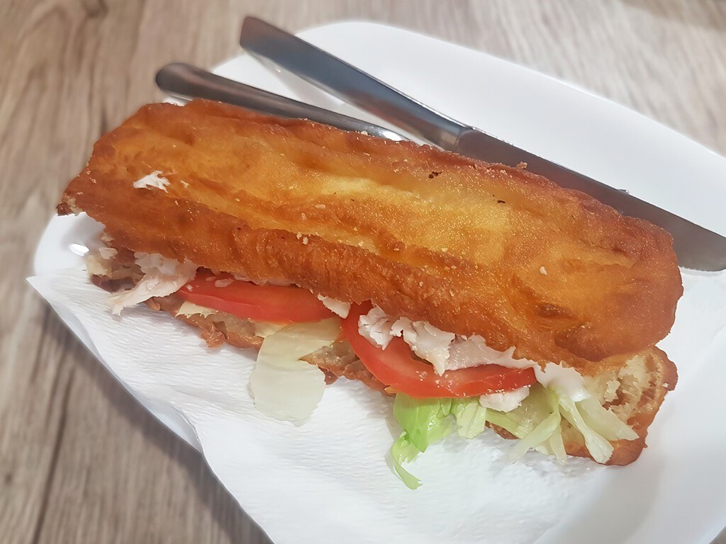 Esta churrería de Málaga ha inventado los churrocatas: el exitoso híbrido entre churro y bocata relleno de pollo, jamón o mixto