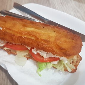 Esta churrería de Málaga ha inventado los churrocatas: el exitoso híbrido entre churro y bocata relleno de pollo, jamón o mixto 