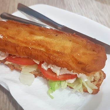 Esta churrería de Málaga ha inventado los churrocatas: el exitoso híbrido entre churro y bocata relleno de pollo, jamón o mixto 