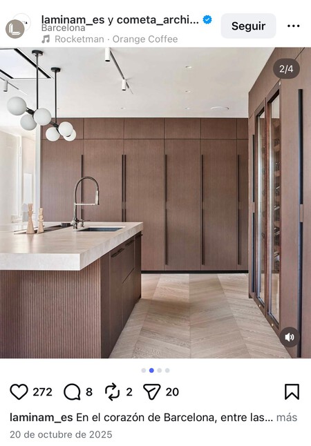 Detalle de la cocina, con tonos oscuros y una vinoteca.