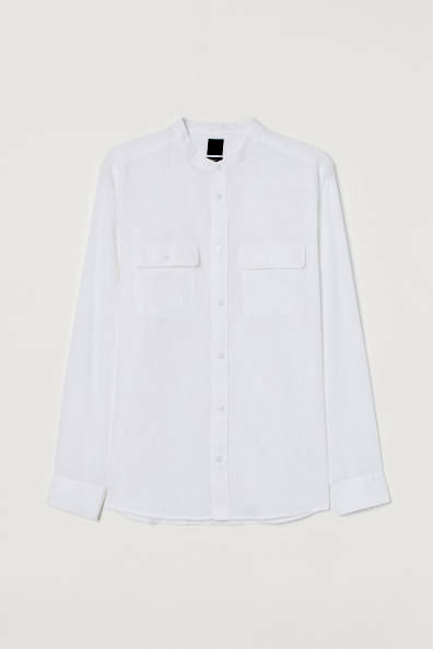 Camisa en mezcla de lino y algodón con cuello mao y tapeta clásica. Modelo de manga larga con cierre ajustable en los puños, bolsillos superiores con solapa y botón, canesú en la espalda y bajo ligeramente redondeado. Corte estándar – ajuste clásico con cintura ligeramente entallada para una buena libertad de movimientos y una silueta elegante y cómoda.