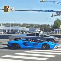 Elon Musk convirtió en superviral un vídeo de una Tesla Cybertruck corriendo contra un Lamborghini en la calle. Ahora los conductores están arrestados