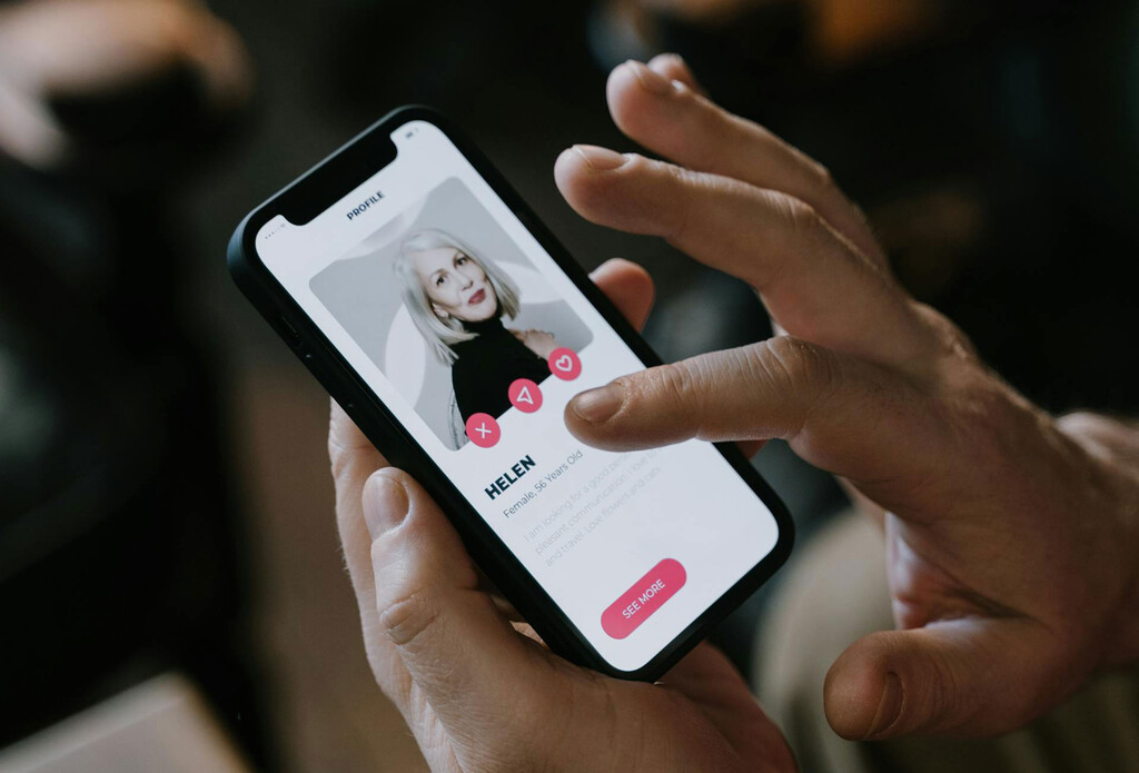Llevamos una década buscando pareja con el swipe infinito. La tendencia ahora es la contraria: apps que te organizan la cita directamente 