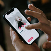 Ligar en Tinder es agotador. La solución de estas apps es saltarse los chats eternos y organizarte la cita directamente