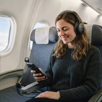 Basta a una de las cosas más molestas en un vuelo: por fin van a obligar a usar los auriculares en los aviones 