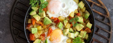 Sartén de patatas, huevo y aguacate: suena bien, pero sabe aún mejor y la tendrás lista en solo 15 minutos