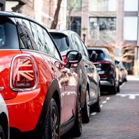 No, no es verdad que te puedan multar por dejar el coche aparcado en un mismo sitio durante tres días