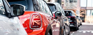 No, no es verdad que te puedan multar por dejar el coche aparcado en un mismo sitio durante tres días