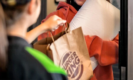 "Bajar la basura y no subir por el ascensor": así tratan algunos clientes a los repartidores del Burger King
