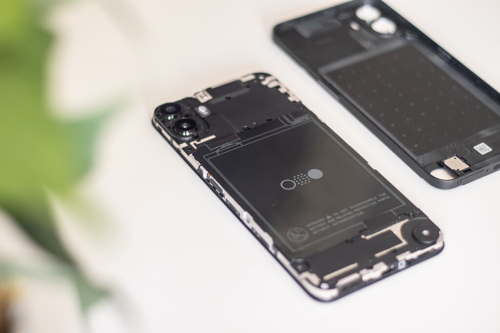 El CMF Phone 1 permite cambiar la tapa trasera. Ya hay gente haciendo verdaderas virguerías con su impresora 3D 