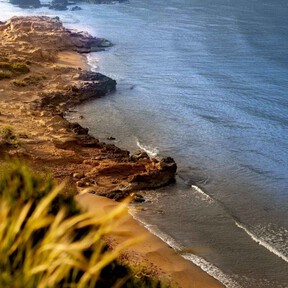 Es una de las calas más bonitas de la Costa Cálida y su acceso es casi secreto: aguas cristalinas, arena dorada, acantilados y vida submarina 