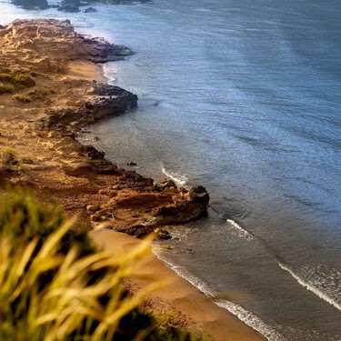 Es una de las calas más bonitas de la Costa Cálida y su acceso es casi secreto: aguas cristalinas, arena dorada, acantilados y vida submarina 