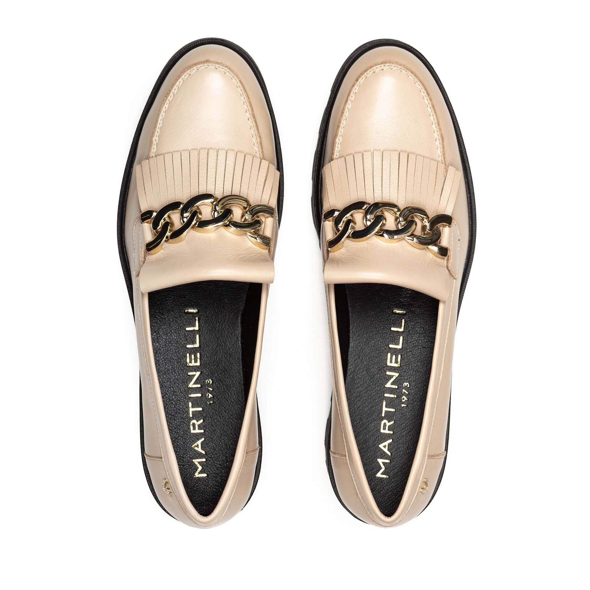 Martinelli - Mocasines de mujer de piel con suela extraligera y adorno metálico en color plata.