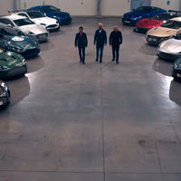 ¡Alucinante! Si quieres ver montones de Aston Martin clásicos derrapando en una nave, mira este vídeo
