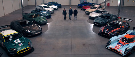 ¡Alucinante! Si quieres ver montones de Aston Martin clásicos derrapando en una nave, mira este vídeo
