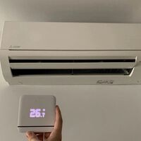 Me molesta el aire acondicionado porque echa el aire demasiado frío. Cuatro trucos que te ayudarán a soportarlo mejor 