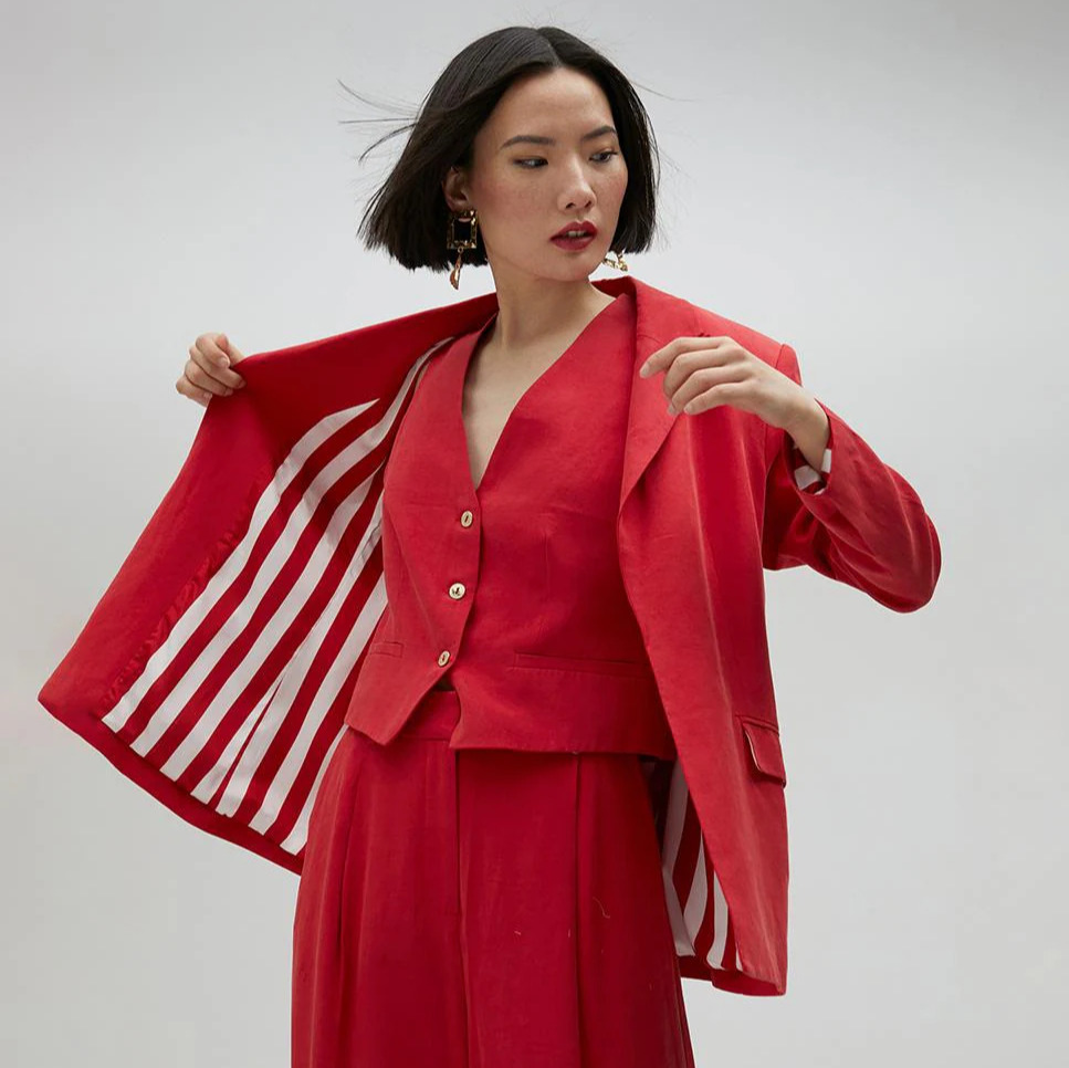 Lola Casademunt
Blazer de mujer recta con bolsillos