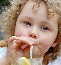 Las bebidas azucaradas aumentan el riesgo de obesidad infantil incluso con una dieta equilibrada