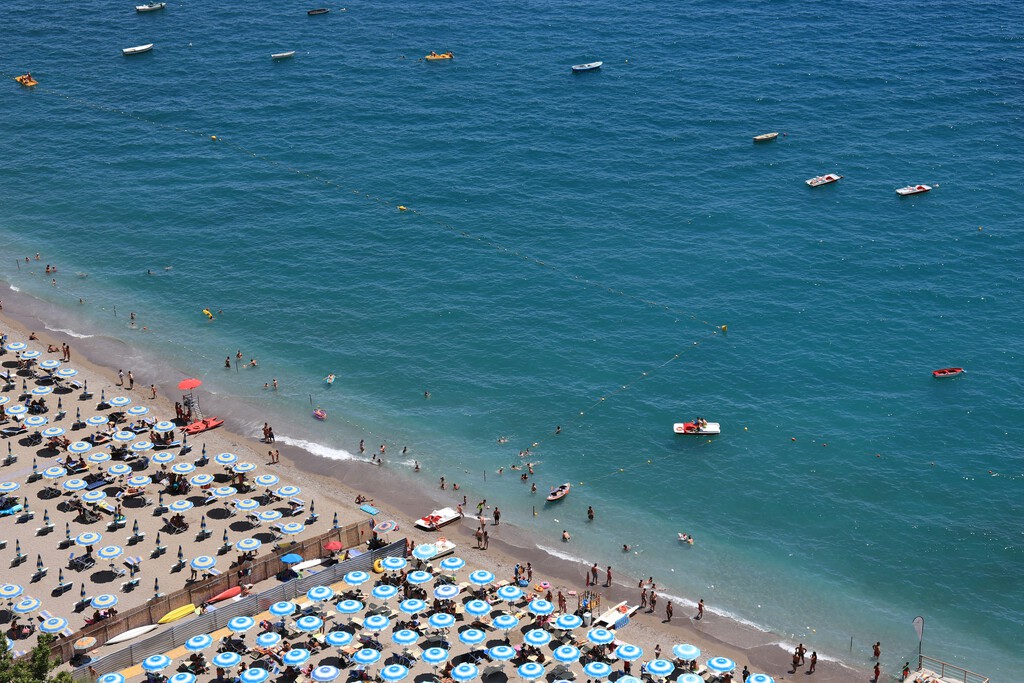 Italia tenía un problema con sus playas llamado "turismo": ahora tiene una solución y un problema aún más grande