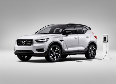 El Volvo XC40 Recharge añade una versión de acceso híbrida enchufable con 211 CV, a la espera del SUV eléctrico