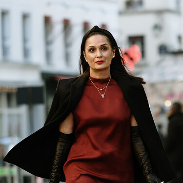 Este vestido rebajado de Massimo Dutti viste con elegancia sin complicaciones y no necesita ni plancha 