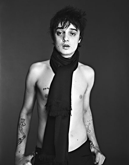 A algunos nos aparecen pelusas de polvo en casa y a Pete Doherty se le aparece Amy Winehouse