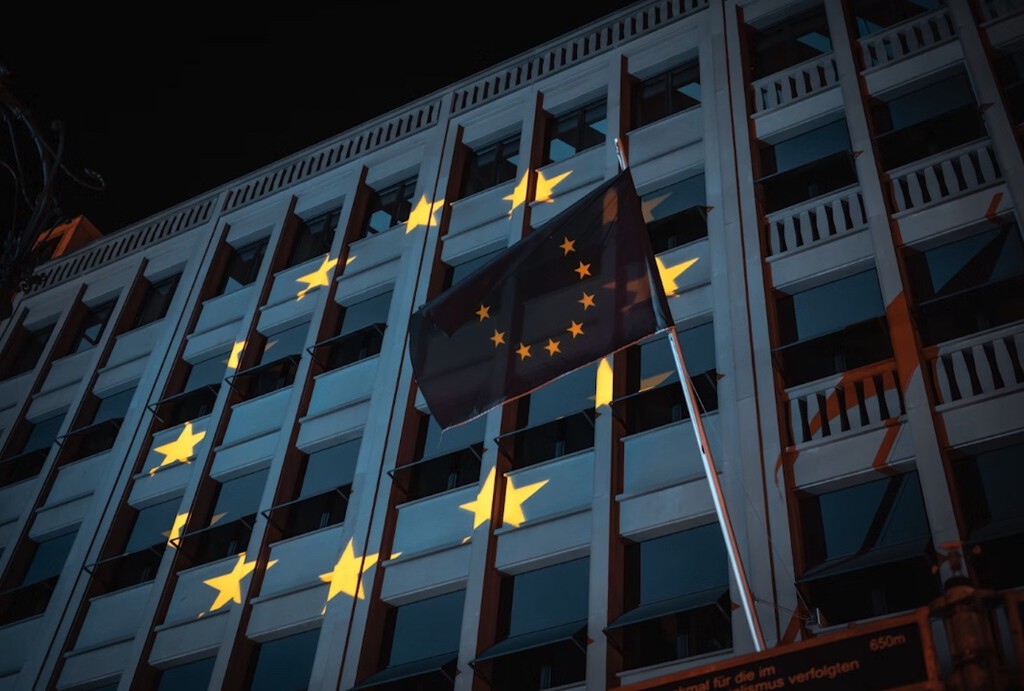 La Ley de IA europea acaba de ser aceptada por más de 100 empresas. Hay dos grandes ausencias: Apple y Meta 