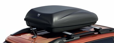 Se te ha quedado pequeño el maletero, pero no necesitas un coche nuevo: un baúl de techo es la solución rápida y barata para los cuatro viajes largos que haces al año 