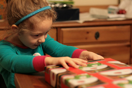 Un exceso de regalos por Navidad o Reyes no hace que los niños sean más felices