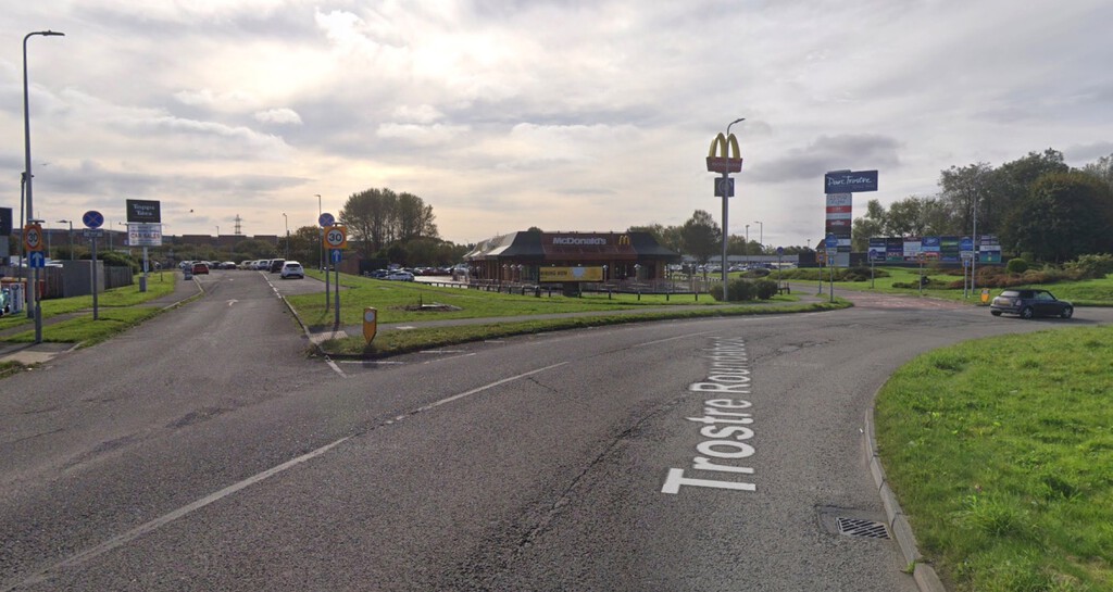 Gales tiene una rotonda que ha puesto medio millón de libras en multas en un año: el McDonald's más arriesgado del mundo