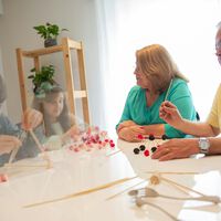 México envejece y el relevo generacional ni sus luces: cada vez hay menos niños y más abuelitos en los hogares 