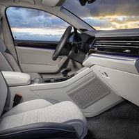 El Volkswagen Touareg 2019 muestra el interior y hay una pantalla táctil de 15 pulgadas
