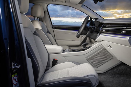 El Volkswagen Touareg 2019 muestra el interior y hay una pantalla táctil de 15 pulgadas