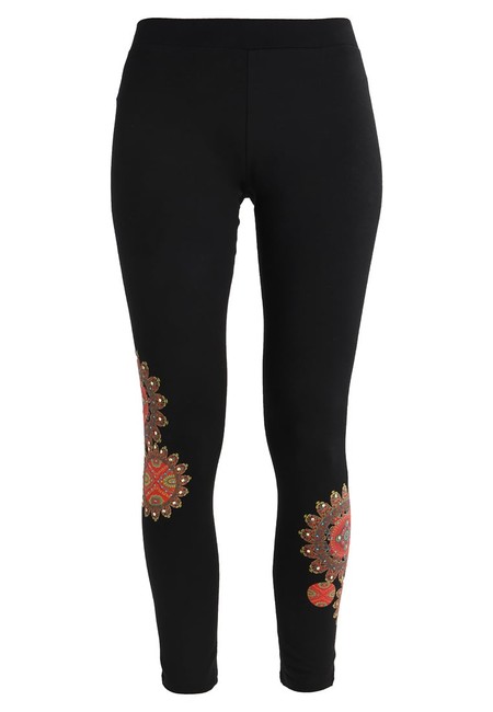 Desde sólo 12,80 euros en Amazon tenemos los leggings para mujer Donovan de Desigual