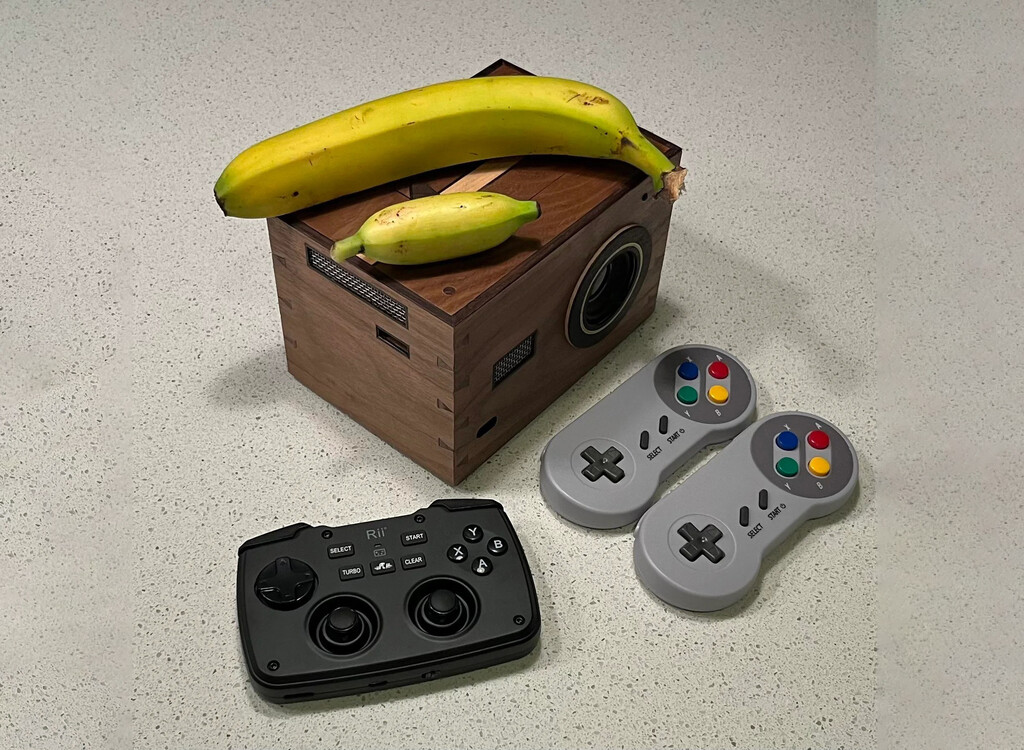 Parece un antiguo proyector de madera, pero es una consola basada en Raspberry Pi que no necesita televisor 