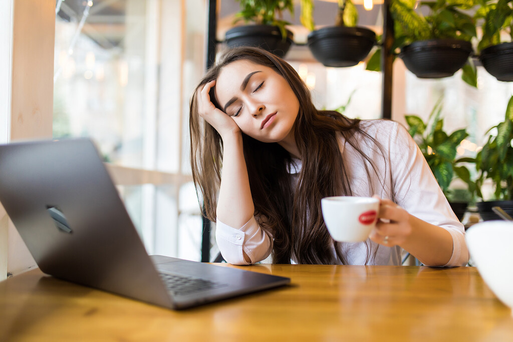 Dormir poco y vivir con ansiedad tiene un precio crónico: por qué la tensión alta se está disparando antes de los 30