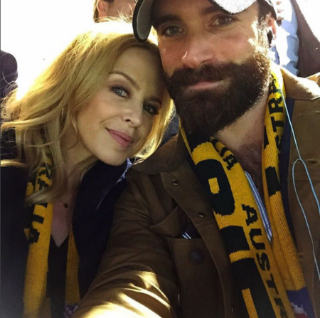 Kylie Minogue enciende la Navidad y ya posa con su nuevo churri