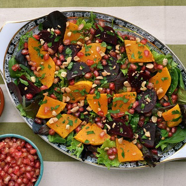 Adiós al tomate en las ensaladas: la mejor receta para una cena ligera de otoño lleva calabaza y granada 