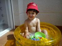La foto de tu bebé: Darío en su mini-piscina