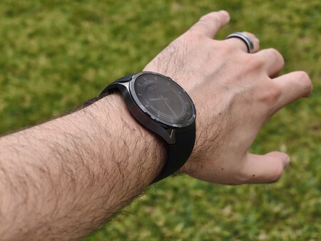 Es un reloj muy bien acabado, pero también grandote | Imagen: Xataka
