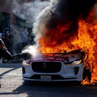 Los disturbios de Los Ángeles contra los agentes de inmigración se han cobrado unas víctimas inesperadas: los taxis autónomos de Waymo