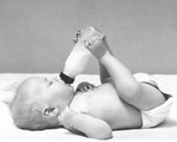 ¿Dónde está el pan que los niños deberían traer bajo el brazo?