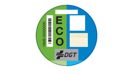 No, la DGT no tiene previsto cambiar las etiquetas medioambientales (al menos de momento)