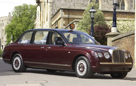 Reina Isabel Inglarerra Bentley State Limousine 01