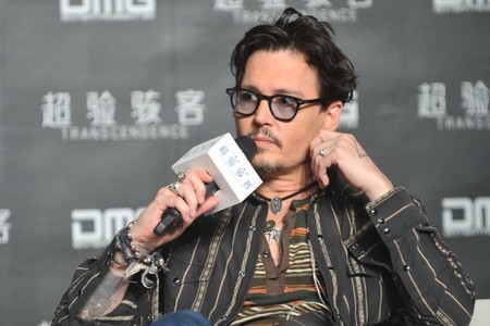 Los anillos de compromiso no son solo para ellas, ¿verdad, Johnny Depp?